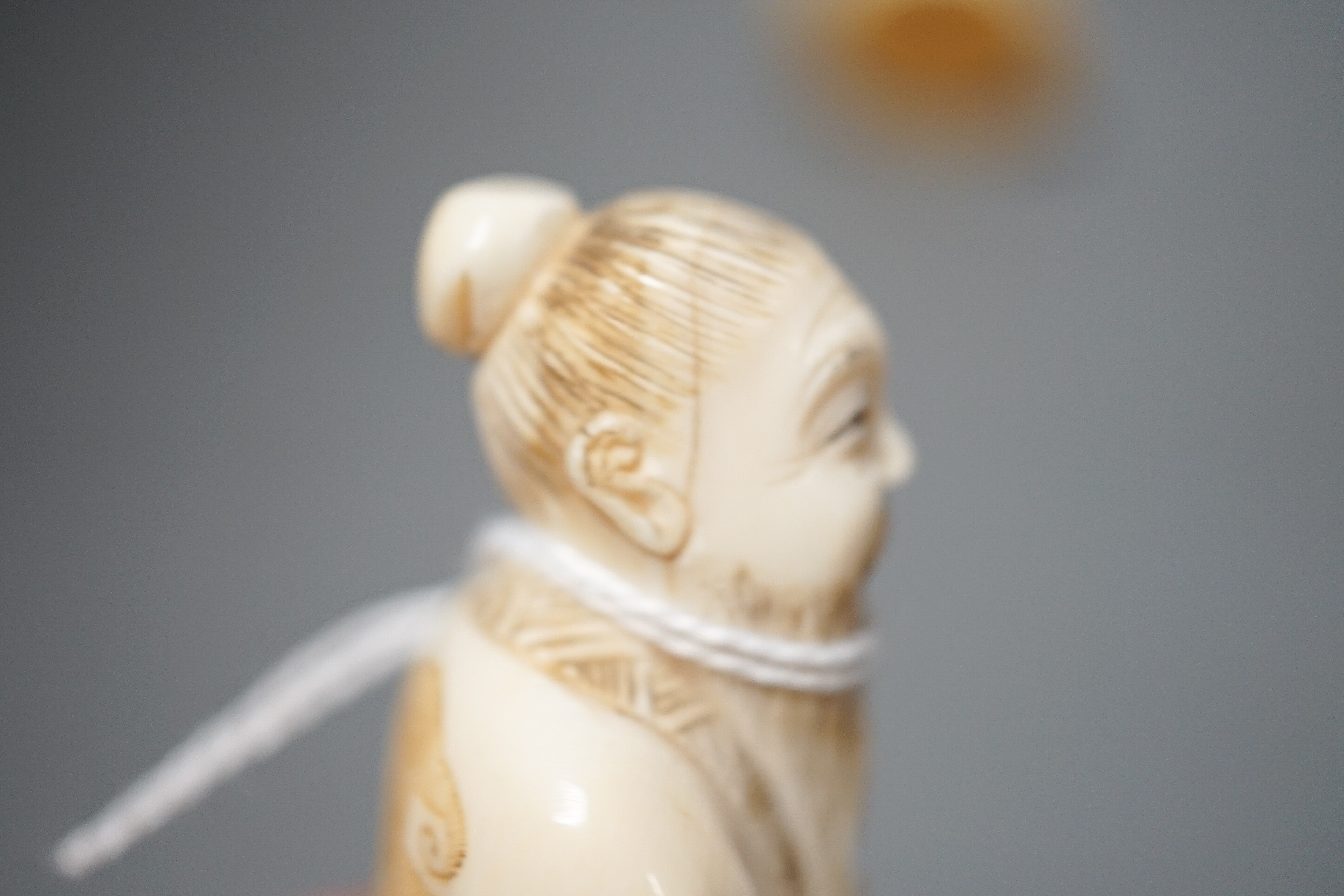 Two Japanese ivory figures of a bijin and a sage, early 20th century 12cm
